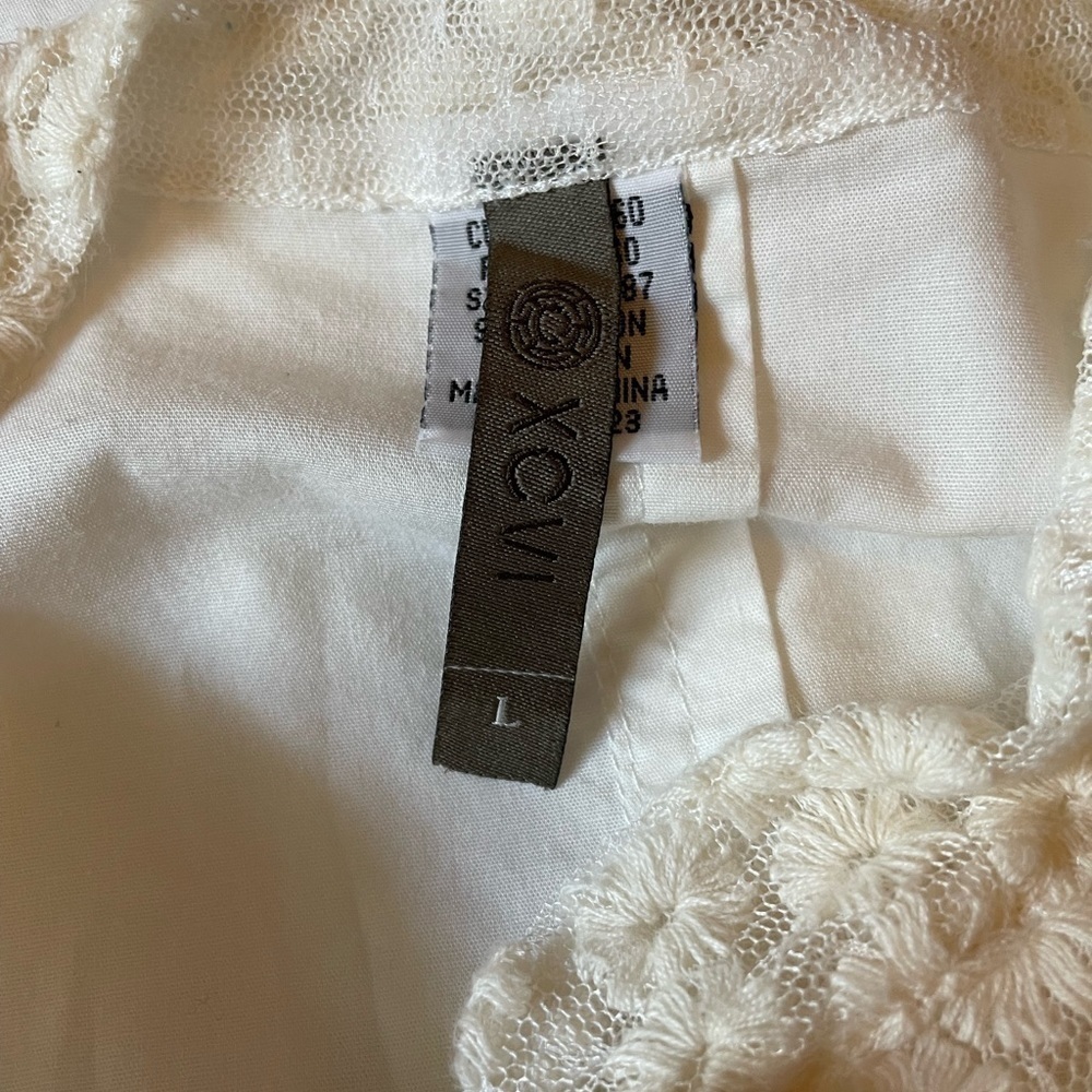 XCVI blouse with lace sleeves and bodice. - Picture 4 of 6